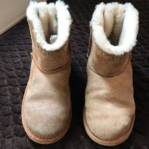 Girls low Ugg boots